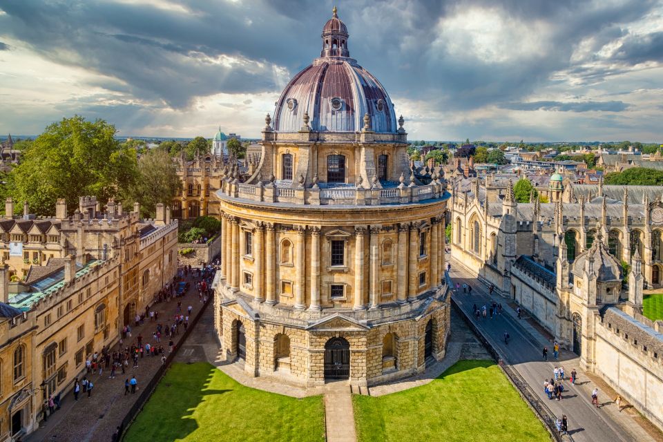 Oxford: Alumni-Led Walking & Punting Tour W/Opt New College - Punting Along the River Cherwell