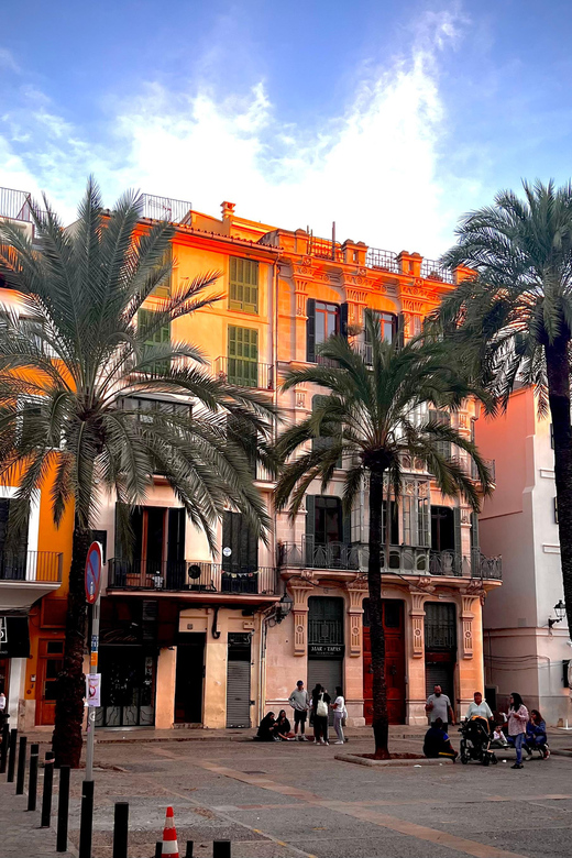 Palma Authentically. City Tour With Snacks and Wine - Exploring Palmas Vibrant Market Hall