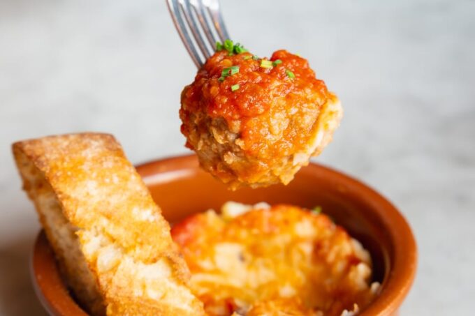 Palma De Mallorca: Gourmet Tapas and Wine Tour - Exploring Palmas Old Town