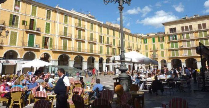 Palma De Mallorca: Guided Tour of the Old Town - Tour Guide Options