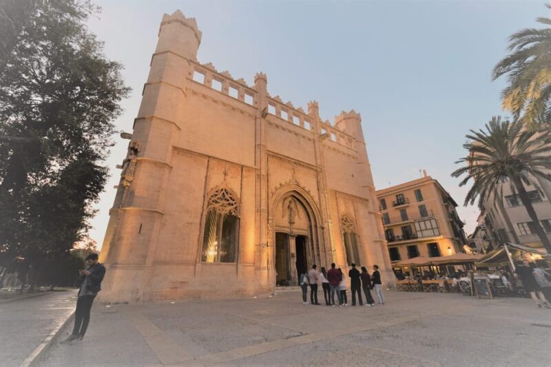 Palma: Old Town Tour & Cathedral Skip-the-Line Ticket - Exploring Palma’s Old Town and Its Historic Canvas