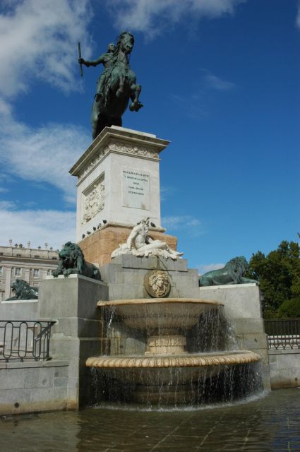 Panoramic Tour of Madrid With Private Guide and Private Car - Guided Tours at Optional Sites