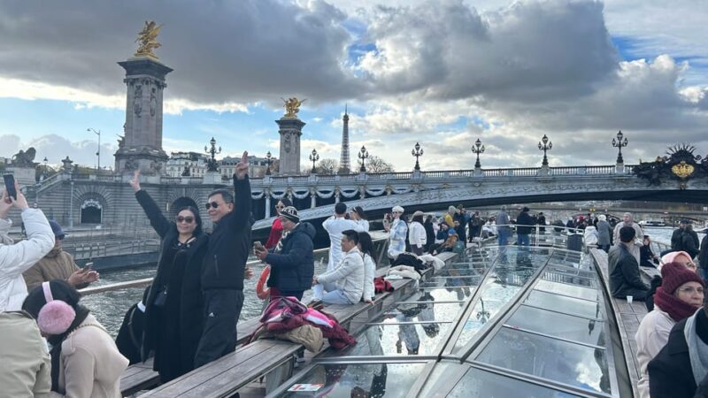 Paris: 1-Hour Seine Cruise Departing From the Eiffel Tower - Onboard Experience and Commentary