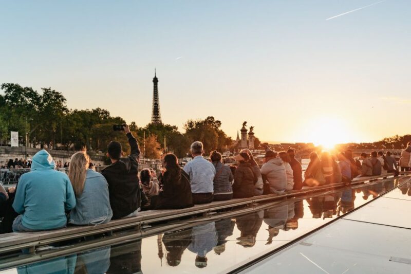Paris: 1-Hour Sightseeing Cruise and 3-Course Bistro Dinner - Key Points