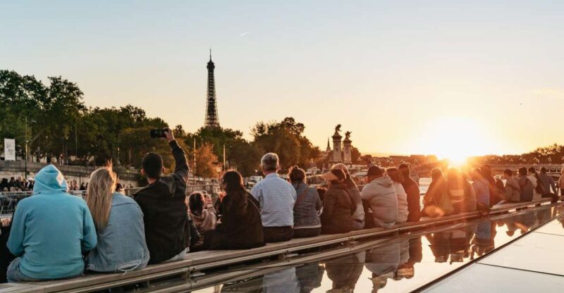 Paris: 1-Hour Sightseeing Cruise With Bistro Dinner - Sightseeing Highlights