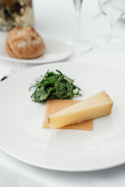 Paris: 4-Course Dinner Cruise on Seine River With Live Music - Live Music Atmosphere