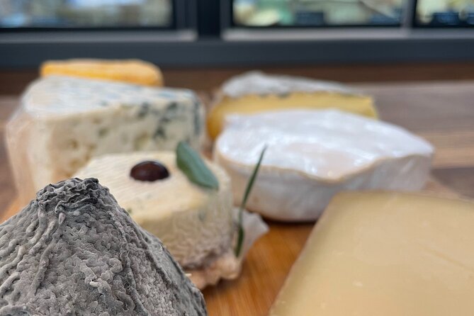 Paris: A Cozy Wine & Cheese Tasting in Montmartre - Intimate Tasting Experience