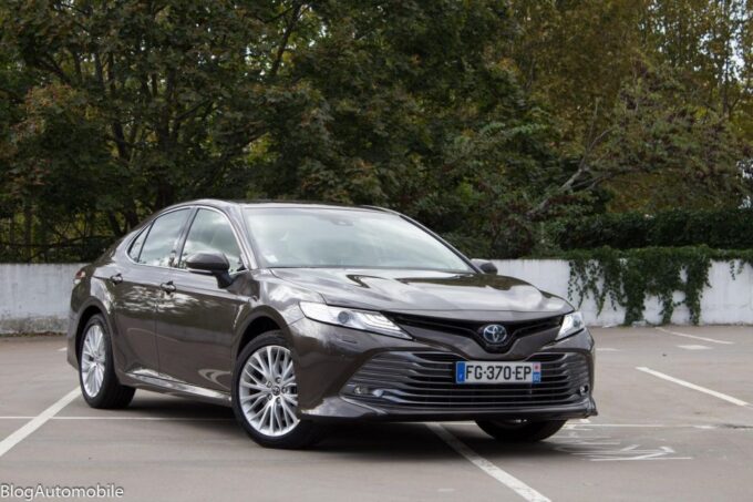 Paris: Airport Shuttle to Paris for 3 People - Accessibility Options