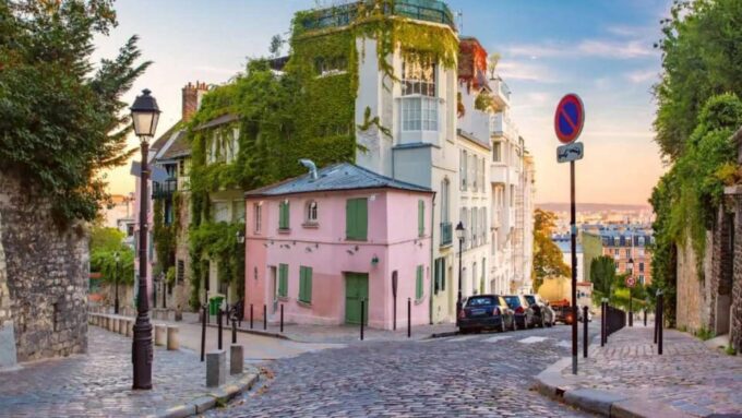 Paris: Bohemian Tour of the Montmartre District - Moulin Rouge: The Iconic Parisian Nightlife