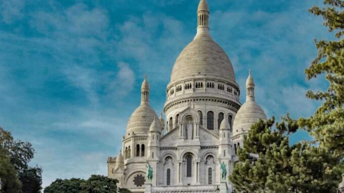 Paris: Bohemian Tour of the Montmartre District - Place Du Tertre: Embracing the Artistic Spirit of Montmartre