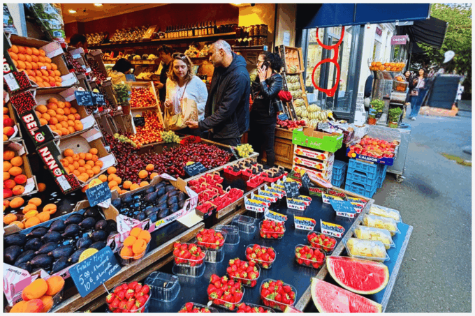 Paris: Bohemian Walking Food Tour With Gourmet Tastings - Dining at Momola