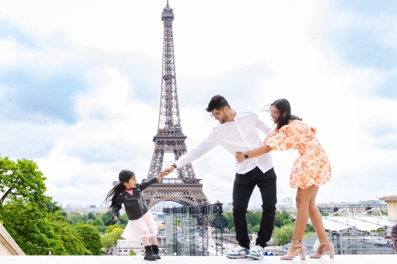 Paris: Eiffel Tower Photoshoot - Family, Couple or Solo - Key Points