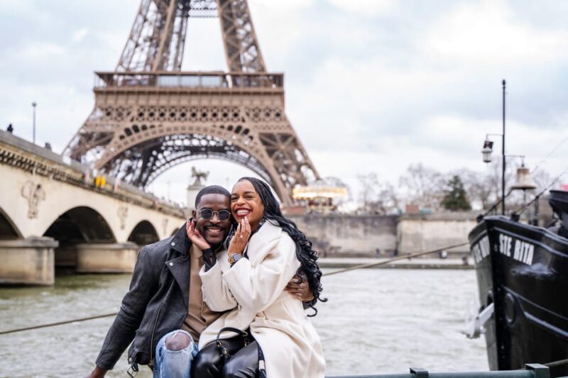 Paris: Eiffel Tower Photoshoot - Family, Couple or Solo - Personalized Photo Sessions