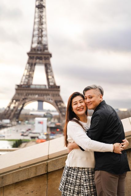 Paris: Eiffel Tower Photoshoot - Family, Couple or Solo - Fast Delivery and Edited Photos