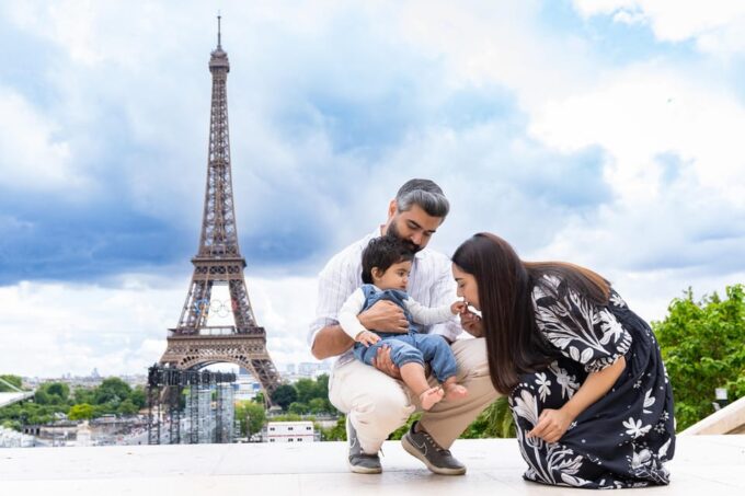 Paris: Eiffel Tower Photoshoot - Family, Couple or Solo - Meeting Point and Communication
