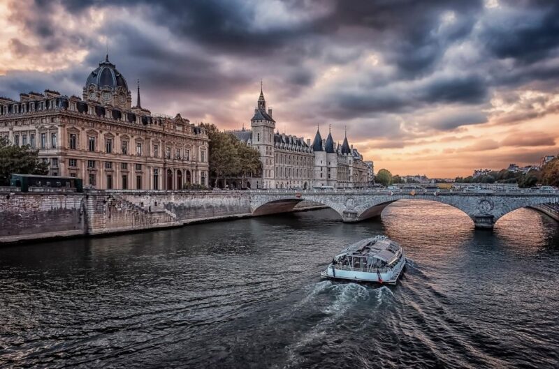 Paris Halloween Walking Tour: Ghost Stories (Small Group) - Visit Iconic Landmarks With Chilling Stories
