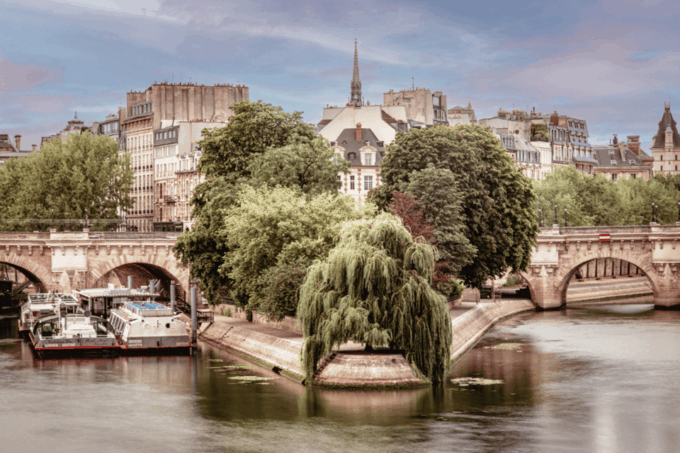 Paris Historic Islands Walk: Seine, Notre Dame & Louvre View - Ask Away