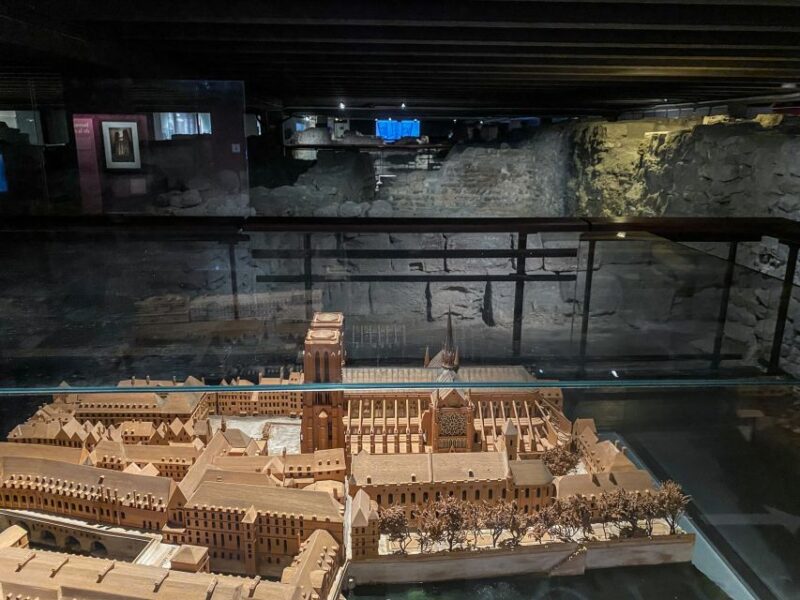Paris: Île De La Cité and Notre Dame Walking Tour With Crypt - Itinerary Highlights