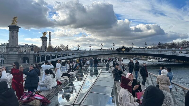 Paris: Illuminations River Cruise With Audio Commentary - Onboard Experience and Amenities