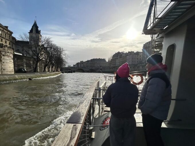 Paris: Illuminations River Cruise With Audio Commentary - Interactive Web App and Deeper Engagement