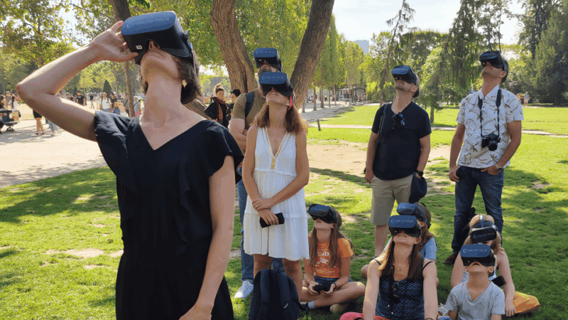 Paris : Immersive Eiffel Tower Tour With Virtual Reality - Immersive VR Experience