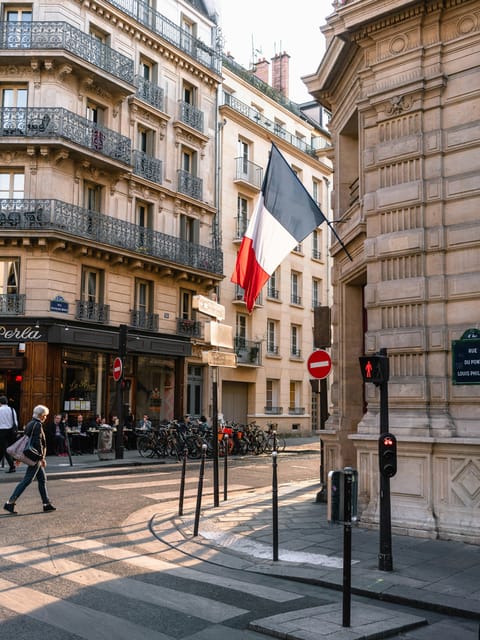 Paris in Winter: 3 Days of Adventure With a Local Guide - Exploring the Enchanting Montmartre