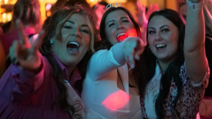 Paris: Latin Quarter Guided Pub Crawl to Bars and Clubs - Experiencing the Guided Pub Crawl