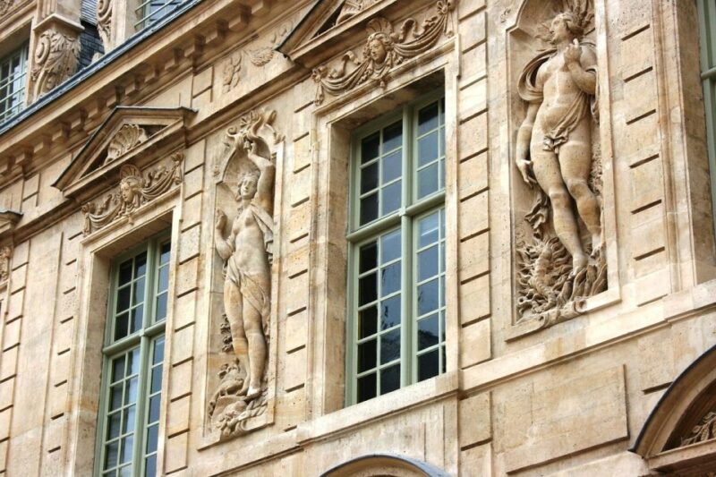Paris: Le Marais Highlights Guided Small Group Walking Tour - The Marais District: Untouched by Haussmannian Politics