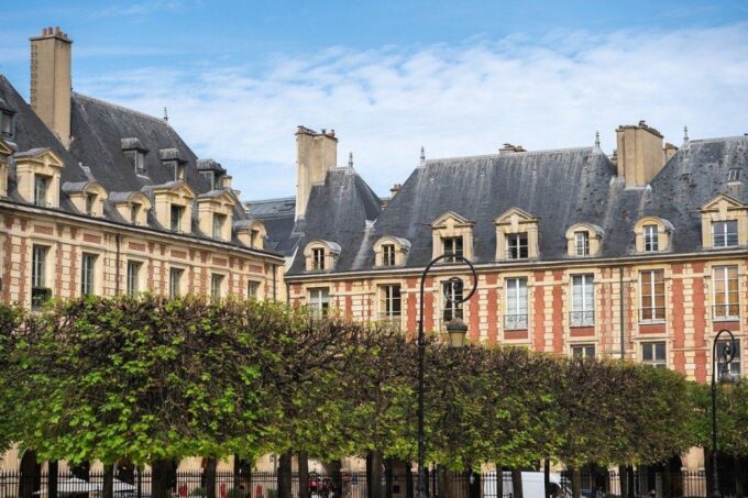 Paris: Le Marais Highlights Guided Small Group Walking Tour - The Holocaust Memorial and Place De Lhôtel De Ville
