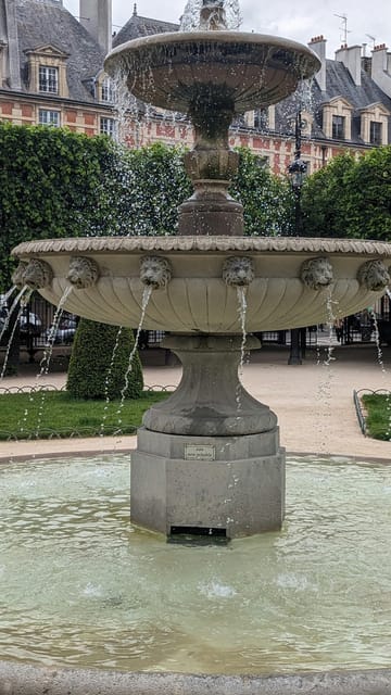 Paris: Le Marais Highlights Walking Tour in a Small Group - The Le Marais Neighborhood