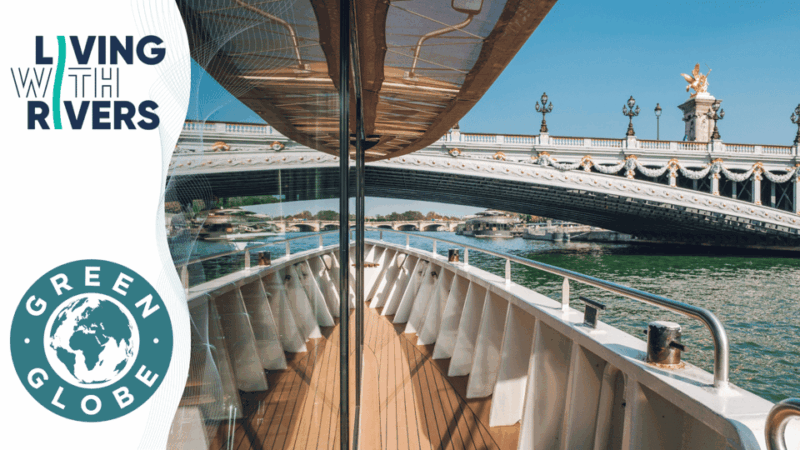 Paris: Live Guided Cruise With Crepe and Soft Drink - Live Commentary and Multilingual Support
