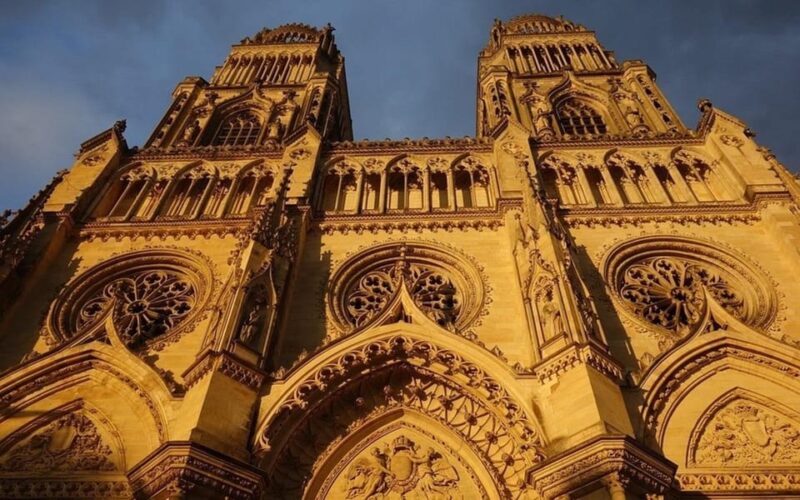 Paris: Loire Valley Day Trip With a Local - Key Points