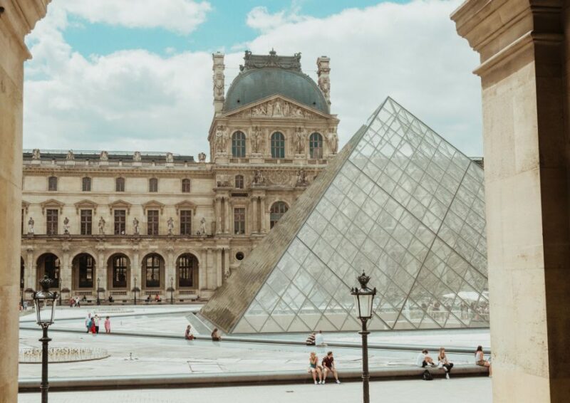 Paris: Louvre Museum Masterpieces Tour With Reserved Access - Accessibility Considerations