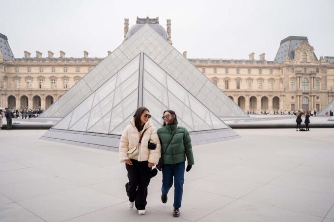 Paris: Louvre Photoshoot or Seine Bridges Eiffel Tower Walk - Choosing the Right Photoshoot Option