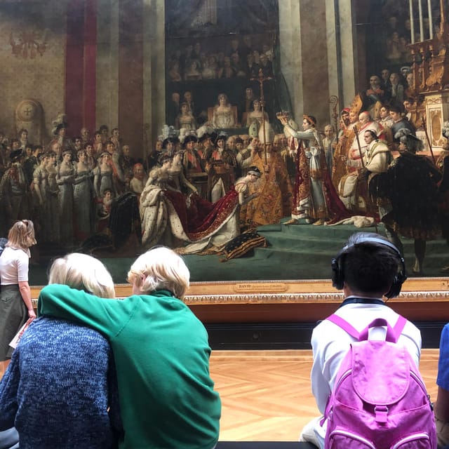 Paris Louvre : Private Treasure Hunt for Families or Groups - Exploring Iconic Artworks