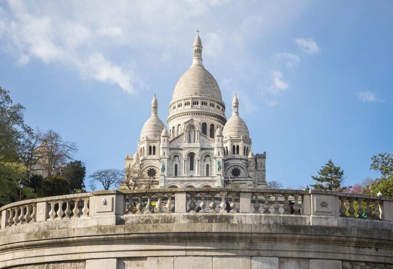 Paris: Montmartre Guided Walking Tour and Seine River Cruise - Explore Montmartre