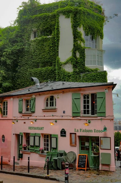 Paris: Montmartre Highlights Walking Tour in 1h30 - Group Size and Amenities