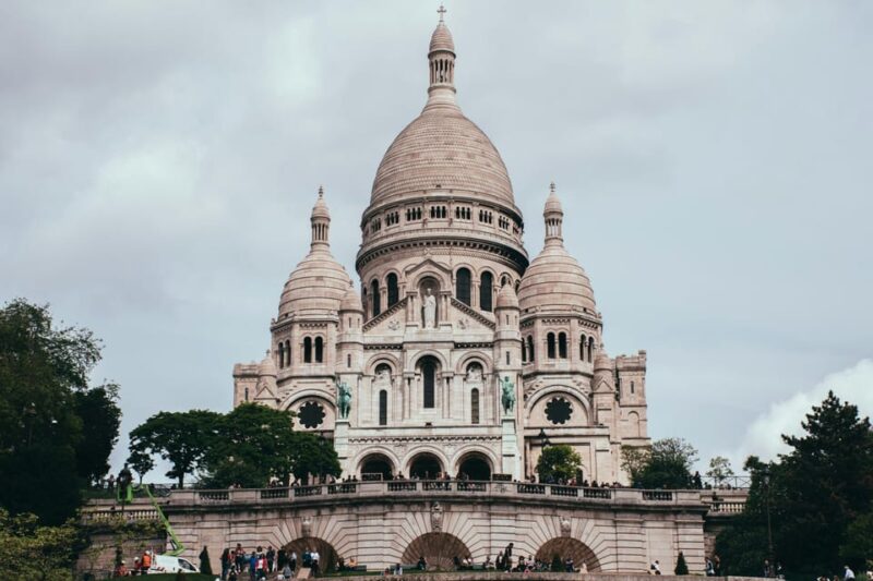 Paris: Montmartre Walking Tour With Official Local Guide - Itinerary Highlights