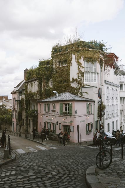 Paris: Montmartre Walking Tour With Sacré-CœUr Basilica - Itinerary Highlights