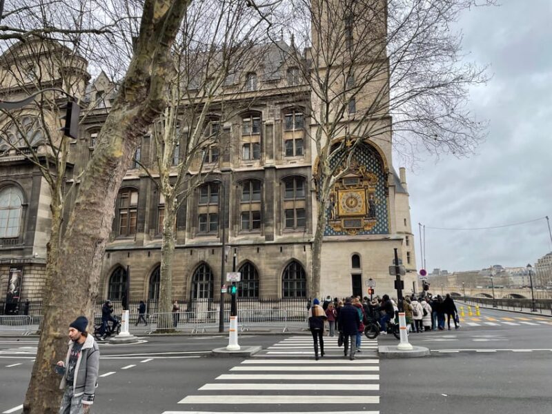 Paris: Notre-Dame Cathedral Exterior Guided Tour - Navigating the Île De La Cité