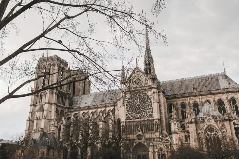 Paris: Notre Dame Exteriors and Ile De La Cité Walking Tour - Tour Features