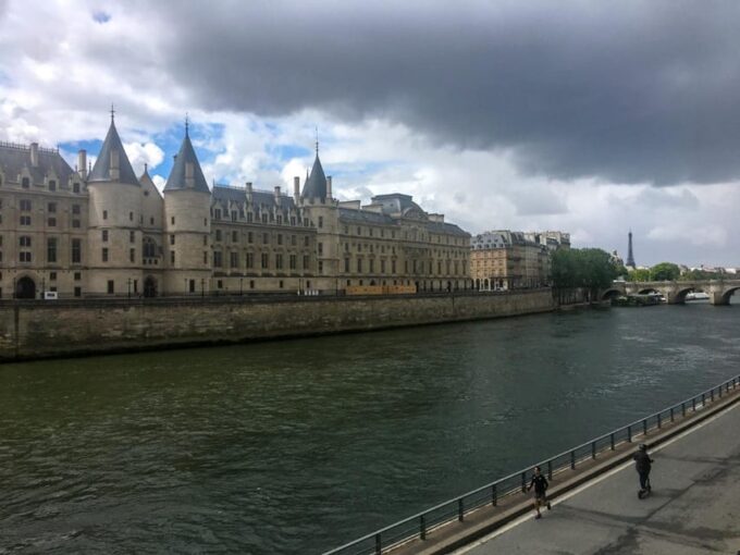 Paris: Notre Dame Exteriors and Ile De La Cité Walking Tour - Ask Away