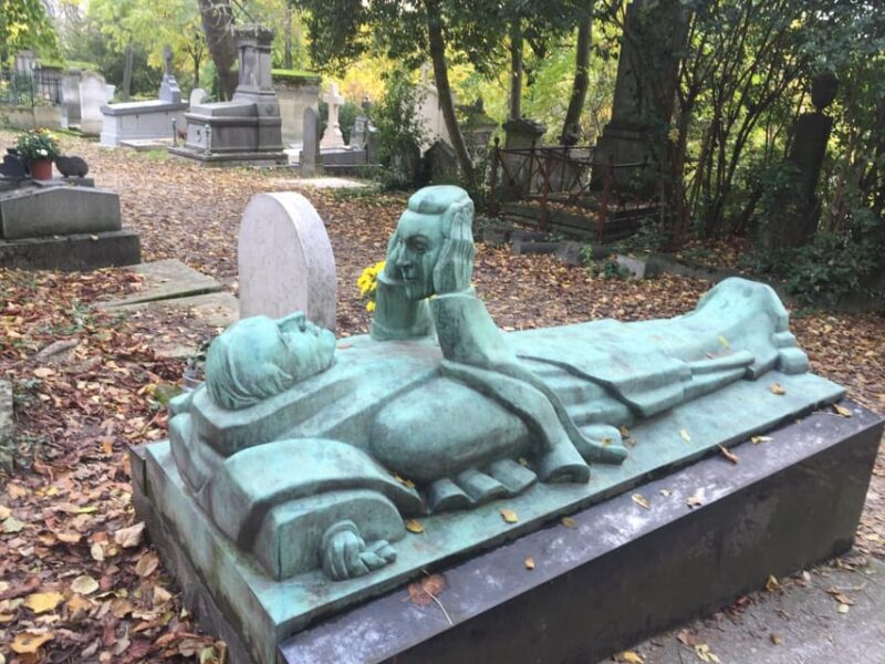 Paris: Père Lachaise Cemetery Visit With Seine River Cruise - Père Lachaise Cemetery Experience