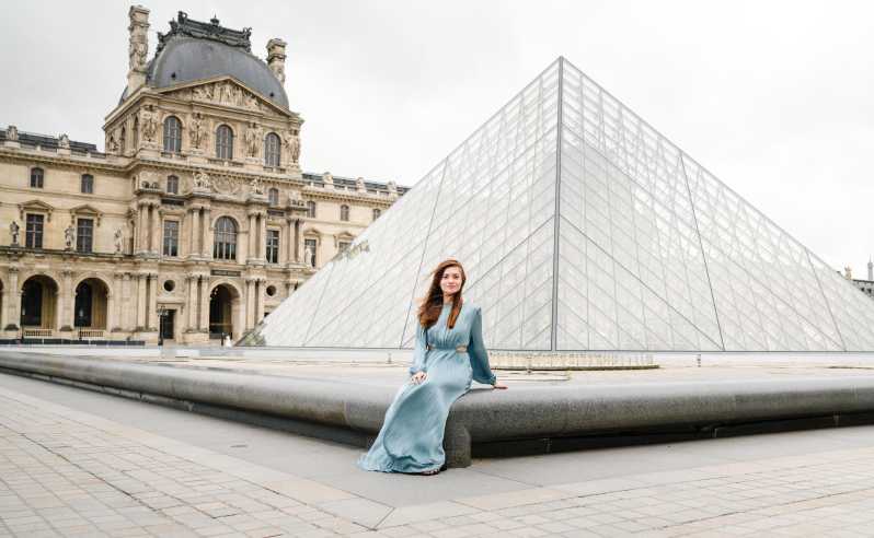 Paris Photographer | Professional Photos at the Louvre - Capturing Iconic Moments