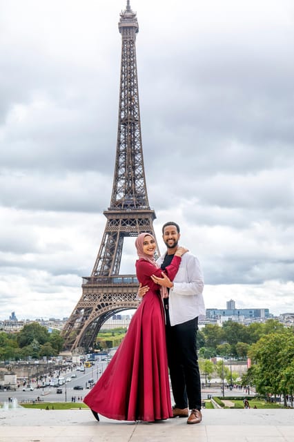 Paris: Photoshoot Around Eiffel Tower With 55 Edited Photos - Personalization and Guidance
