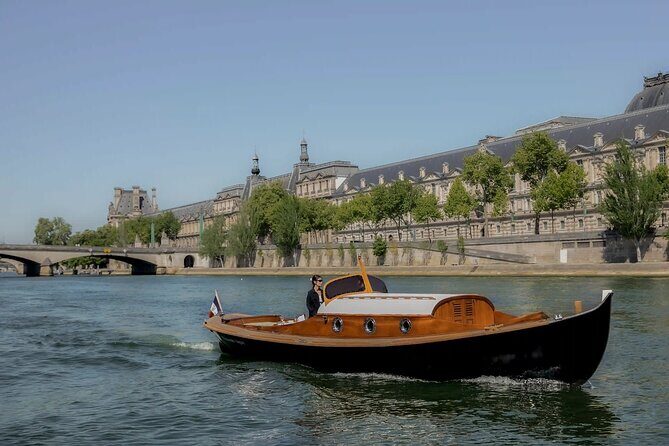 Paris Private Boat Tour with Champagne - FAQs