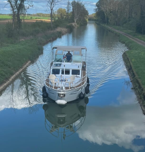 Paris: Private Cruise on the Seine - Onboard Amenities and Services