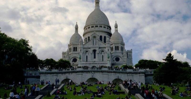 Paris: Private Guided Tour of the Charming Montmartre - Experiencing the Artistic Atmosphere