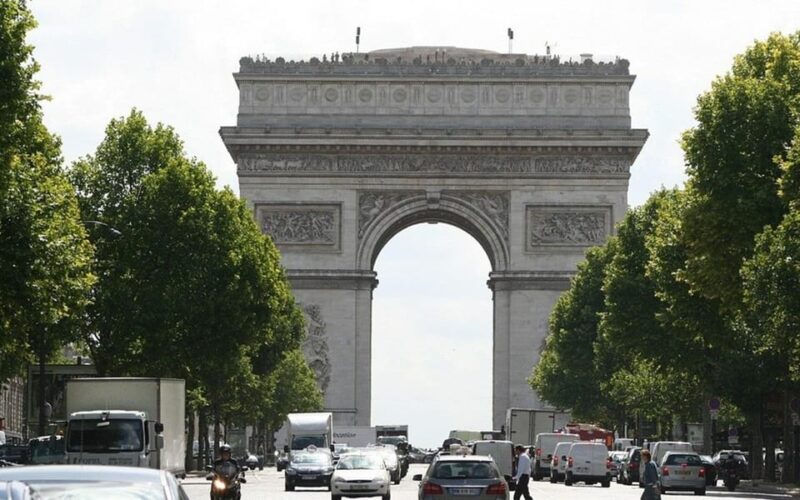 Paris: Private Layover Tour With Airport Pickup & Dropoff - Itinerary Highlights