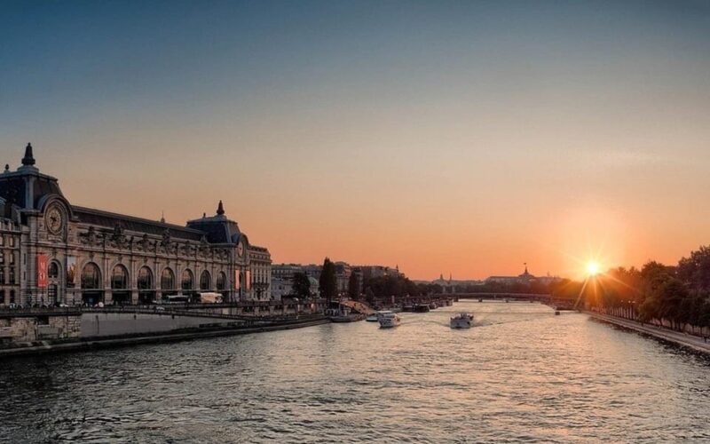 Paris: Private Night Sightseeing Tour by a Local - Key Points